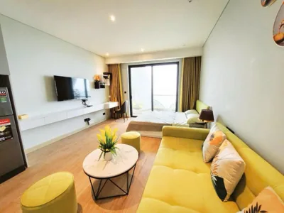 One-Bedroom Apartment with Balcony and Sea View — Local Homestay Citadines Hạ Long